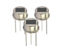 PIR傳感器接收到一定電信號(hào)后，啟動(dòng)內(nèi)部的電路板，使其輸出一個(gè)高電平信號(hào)，從而觸發(fā)控制器的工作